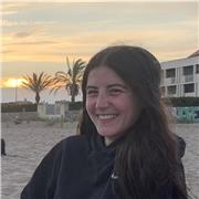 Profesora particular imparte clases a niños de primaria