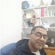 professeur bilingue donne cours de maths pour les élèves de 6 année primaire