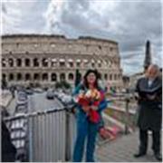 Sono una persona simpatica ed estroversa che tra un sorriso e un altro può insegnare senza far pesare lo studio