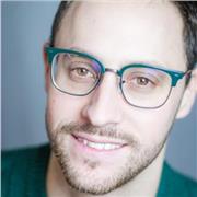 Docente di Inglese impartisce lezione di inglese per studenti oppure adulti che desiderano imparare questa lingua straniera