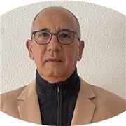 Me defino como profesor universitario con doctorado en ciencias y experiencia en administración de empresas, gestión de proyectos