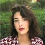 Laureata in Comunicazione Interculturale e Antropologia insegna l'inglese in maniera coinvolgente a ragazzi/e di scuola secondaria