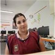 Profesora de ingles imparte clases de español a alumnos de distintas edades