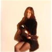 Profesora de solfeo, lenguaje musical, armonía, canto, piano y guitarra. Soy estudiante del Grado Superior de Voz- Songwriting en el Taller de Músics de Barcelona