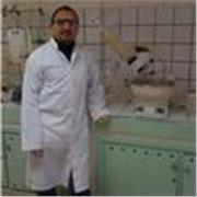 Enseignant de chimie qui explique avec clarté et facilité.