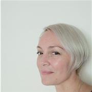 La profesora da clases de Hatha Yoga para adultos