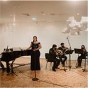 Maestra de canto con especialidad en voces femeninas, clases en línea para todas las edades