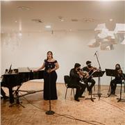 Maestra de canto con especialidad en voces femeninas, clases en línea para todas las edades