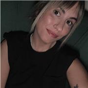 Me defino como una persona responsable, creativa y con paciencia. Me gusta enseñar de manera cercana y hacer las clases dinámicas.