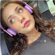 Ciao! Se hai bisogno di una mano con l’inglese divertendoti, eccomi!