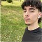 Joven estudiando la carrera de filosofía dispuesto a dar clases para apoyar a los jóvenes e incitar al gusto por esta asignatura 