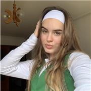 Una persona con paciencia y capaz de trabajar con niños de primaria