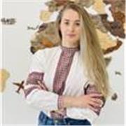 Laureata in lingue straniere, qualificata in inglese