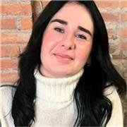 Laureata in Storia, esperta in materie umanistiche. Tutor educativo e docente supplente.