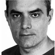 Profesor de literatura con amplia experiencia como autor y ganador de premios nacionales.