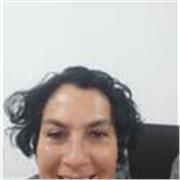 Profesor de inglés imparte clases a niños de todas las edades