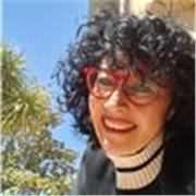 Insegnante di letteratura italiana impartisce lezioni della suddetta materia ad alunni di scuola secondaria