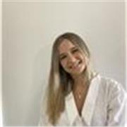 Abogada imparte clase de derecho y ética y ciudadanía para todas las edades