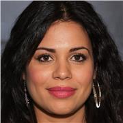 Nachhilfelehrerin bietet Nachhilfeunterricht für Kinder mit Lernschwierigkeiten in der Grundschule.