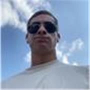 ragazzo che studia ingegneria matematica pronto per dare una mano