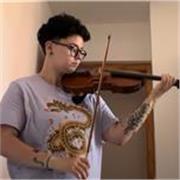 Graduada en violín, profesora con más de 6 años de experiencia dando clases a personas de todas las edades. 