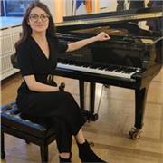 Diplomierte Klavierlehrerin und Konzertpianistin (Master-Abschluss) mit langjähriger Berufserfahrung bietet den Klavierunterricht für alle Interessenten (Anfänger/Fortgeschrittene/alle Altersstufen) an.