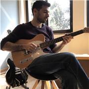 Diplomato al CPM di Milano offre lezioni di chitarra elettrica e acustica