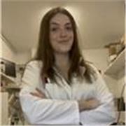 Graduada en Biomedicina y con Máster en Biofabricación, cursando un Doctorado en Biología Molecular
