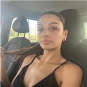 Professeure particulière donne des cours à des collégiens