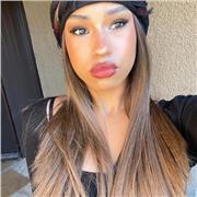 Étudiante qui apporte du soutien scolaire à domicile en anglais