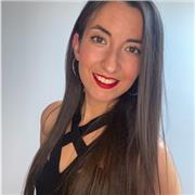 Bióloga molecular con formación en genética y genómica médicas, biopatología y medicina reproductiva, además de Música a nivel Grado Profesional, Arte Dramático y Técnica Vocal