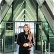 Étudiante ingénieure donne cours de physique du collège au lycée
