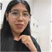 Profesora de lengua y literatura imparte clases a niños de todas las edades