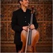 Soy Rafa Mgueraman, violonchelista licenciado con formación clásica y experiencia en orquestas profesionales, escenarios y eventos