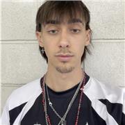 Joven de 21 años con facilidad para trabajar con niños, paciencia y materiales audiovisuales de apoyo