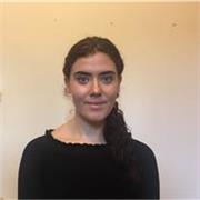 Profesora de inglés dando clases de speaking y preparación de exámenes