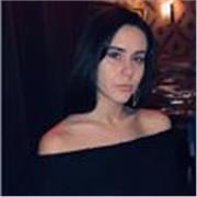 Estudiante universitaria imparte clases a niños/as de primaria