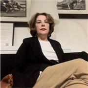 Docente esperta impartisce lezioni ai ragazzi delle superiori e universitari