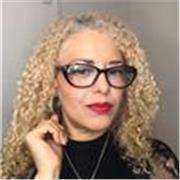 Docente enseña a leer a niños con necesidades educativas especiales