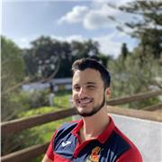 Profesor joven cuya forma de explicar es cercana, queriendo ir siempre a lo importante, ¡aprender y aprobar!