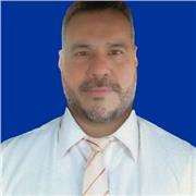 Profesor en impartir enseñanza de la mejor manera, orientado al desarrollo del alumno y al desenvolvimiento en la sociedad