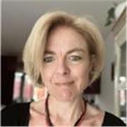 Infographiste de formation et passionnée par mon métier, j'enseigne le Design Graphique (Suite Adobe : Illustrator, Photoshop, InDesign)