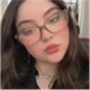 Maestra especializada en el área de diseño de moda en indumentaria y textiles