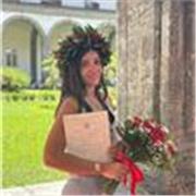 Docente di italiano e non solo impartisce lezioni per studenti di liceo e scuole medie