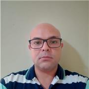 profesor de ciencias sociales, emprendimiento y administración da clase a niños, jóvenes y adultos