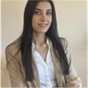 Profesora titulada en diseño gráfico con más de 8 años de experiencia en el sector. 