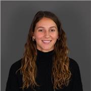 Me defino como una educadora comprometida y adaptable, con una formación en la enseñanza del inglés (certificada por TESOL)