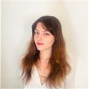 Profesora de ingles imparte clases a niños de todas las edades