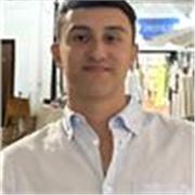 Chico joven con ganas de enseñar a los más pequeños y reforzarles en sus tareas diarias, dándoles ese empujón para lograr sus meta