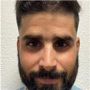 Alegre, pragmático y con vocación para la educación.